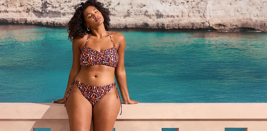 Bikini léopard multicolore avec haut de maillot dos nu et bas de maillot classique, parfait pour la plage.