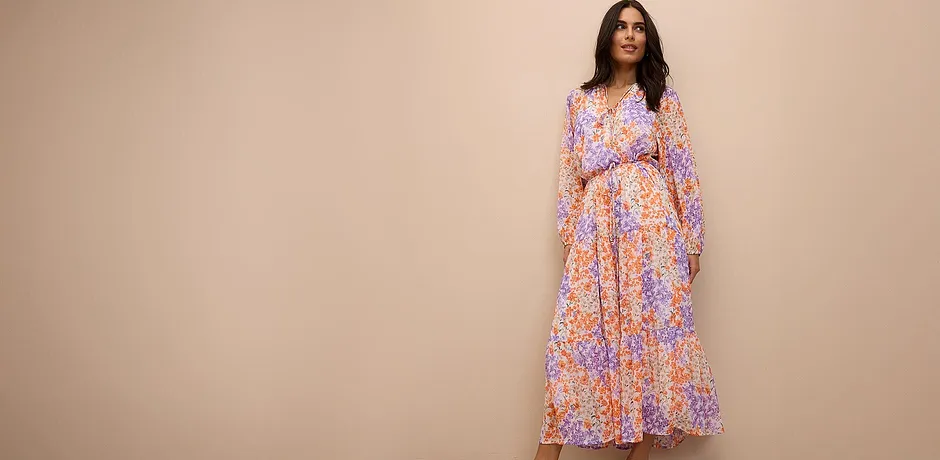 Robe légère et estivale avec un motif floral coloré et des manches longues