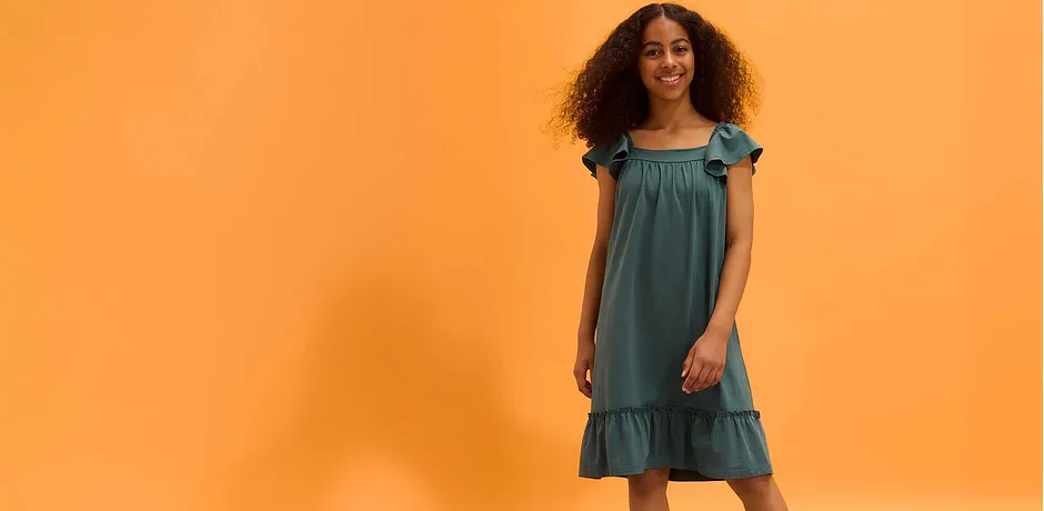 Robe verte d’été à volants. Manches courtes et coupe légère.