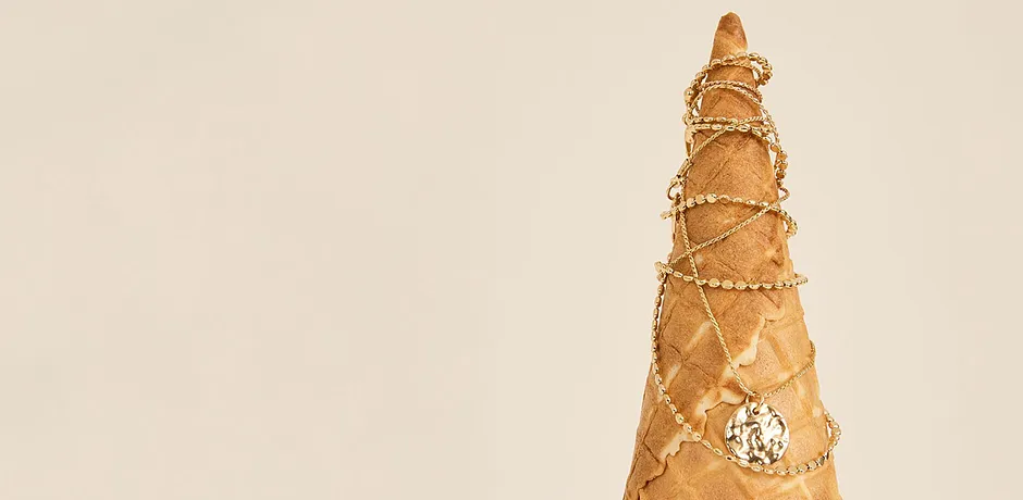  Un collier enroulé autour d’un cornet de glace croustillant.