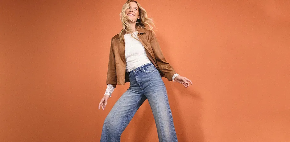 Look décontracté : veste en suédine marron, top blanc et jean large pour un style relax.