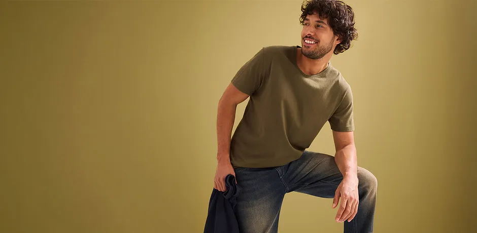 Style décontracté : T-shirt vert olive et jean foncé.