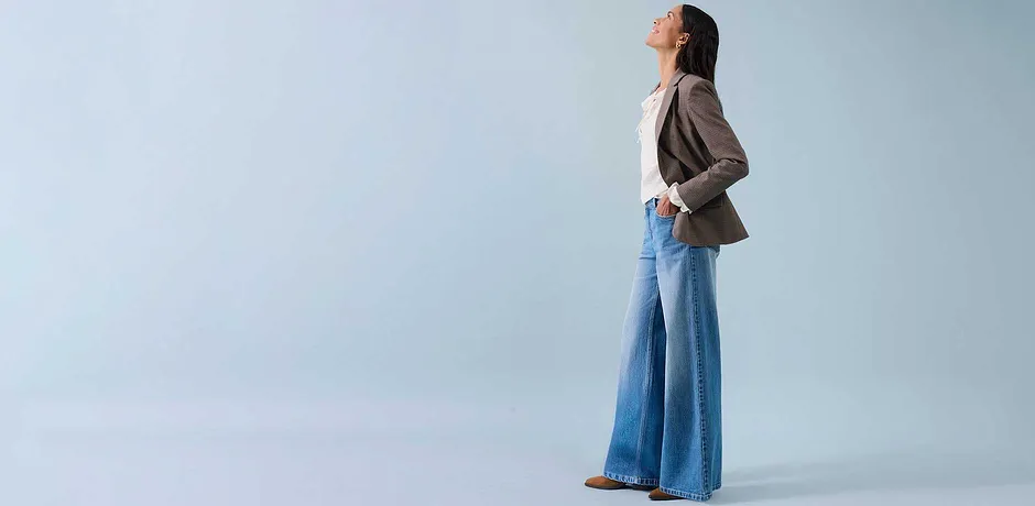 Jean large, top clair et blazer beige pour un style relax.
