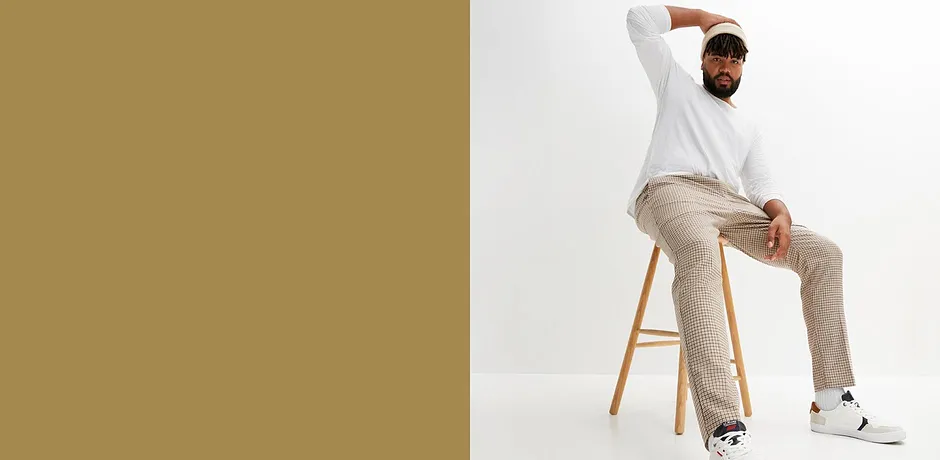 T-shirt blanc à manches longues, pantalon beige et sneakers blanches composant une tenue à la fois décontractée et stylée.