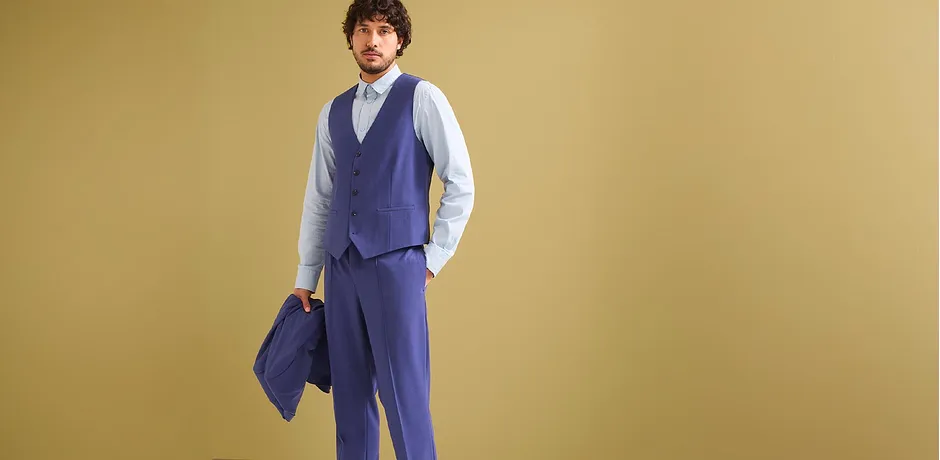 Ensemble 3 pièces bleu élégant avec gilet sans manches, chemise blanche et cravate bleu clair.