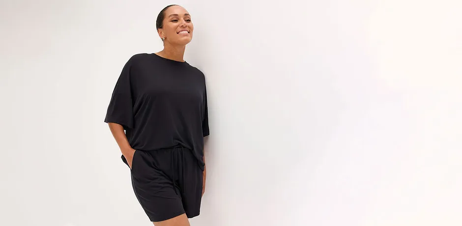 Ensemble noir ample et décontracté : T-shirt oversize et short pour un look hyper détendu.