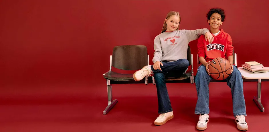 Style cool : jeans, T-shirts et baskets. Des vêtements confortables pour le quotidien en rouge et blanc.