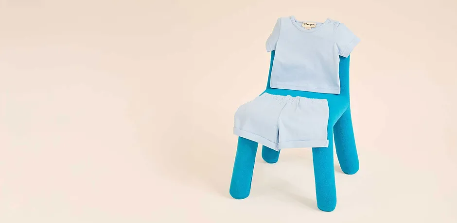 Vêtements bébé basiques : T-shirt bleu clair et short turquoise.