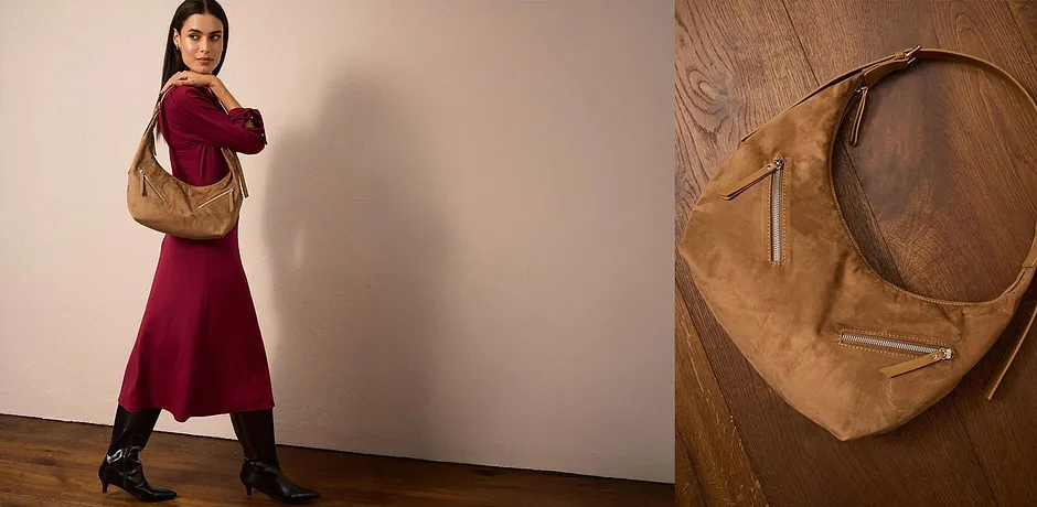 Robe rouge bourgogne élégante, assortie d'un sac en cuir marron.