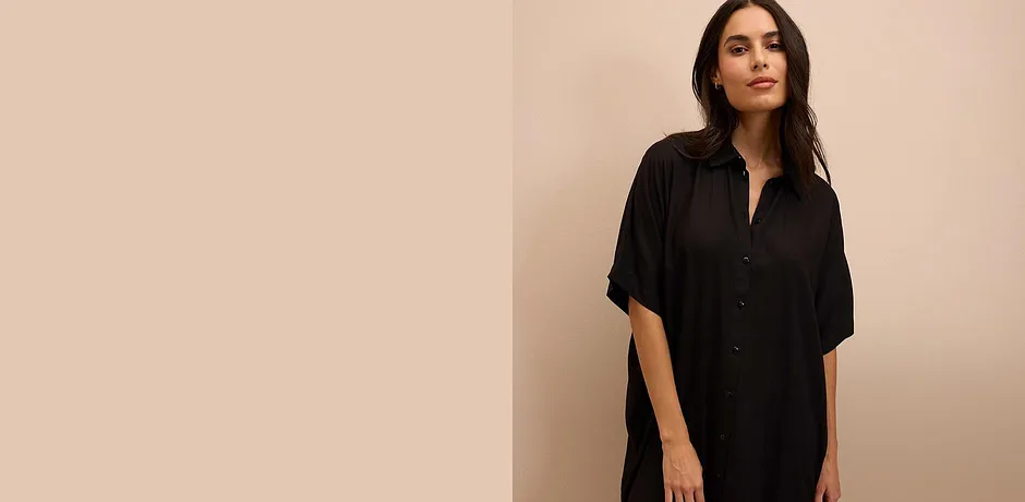 Une robe-chemise noire élégante à manches courtes avec patte de boutonnage devant.