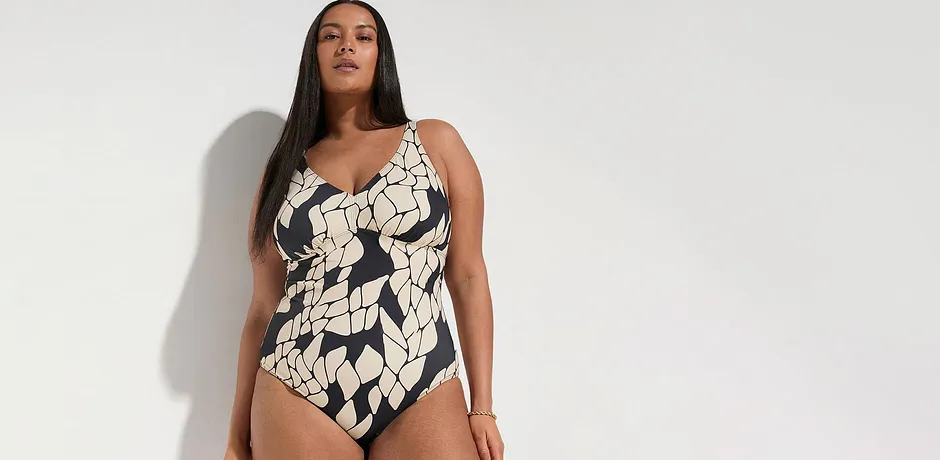 Maillot 1 pièce à motif léopard avec larges bretelles et décolleté en V mettant en valeur la silhouette féminine.