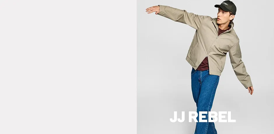 JJRebel : veste beige, jean bleu et casquette noire.