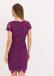 Robe en dentelle avec application en crochet sur l'encolure, bonprix
