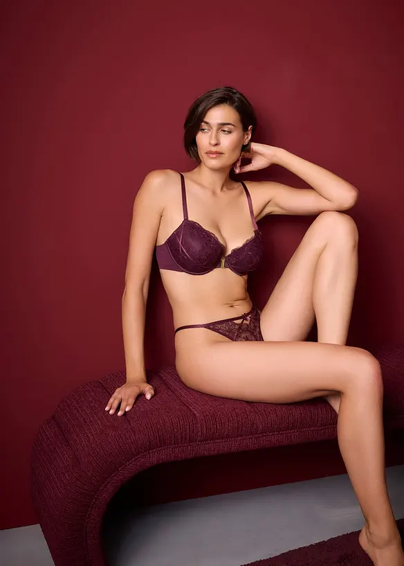 String avec de jolies broderies, bonprix