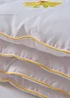 Couette toucher duvet avec broderie florale et passepoil élégant, légère, bonprix